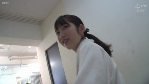 室内 · 微笑 · 面部特写 · 看向镜头 · 白色浴袍 · 侧身回头 · 马尾辫