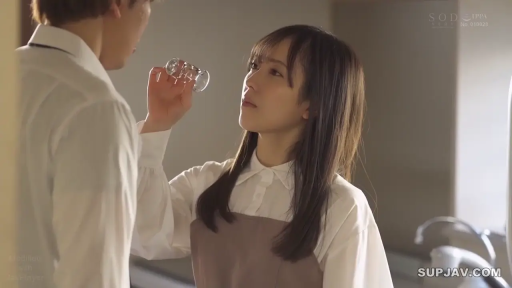 Stand · Medium shot · 平静 · Apron · Eye contact · Kitchen · Two people, one male and one female · 玻璃小瓶