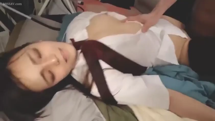 卧室 · 闭眼 · 领带 · 仰卧 · 抚摸胸部 · 上半身 · 床上用品