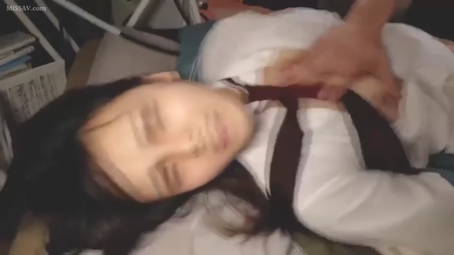 室內 · 臉部特寫 · 迷離 · 仰臥 · 撫摸胸部 · JK制服 · 痴漢