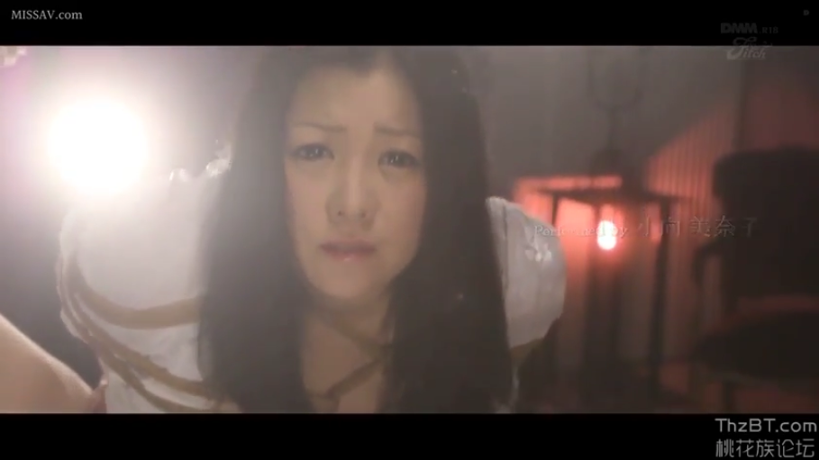 室内 · 俯身 · 忧郁 · 脸部特写 · 捆绑 · 长发 · 绳索 · 白色连衣裙