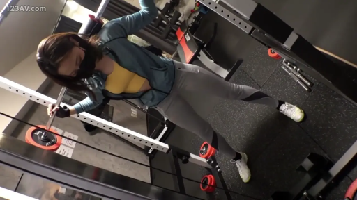 专注 · 全景 · 健身房 · 运动服 · 持杠站立 · 负重深蹲 · 杠铃 · 力量训练