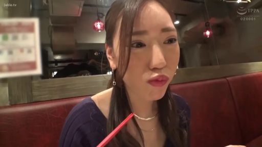 坐姿 · 脸部特写 · 餐厅 · 进食 · 低胸衣