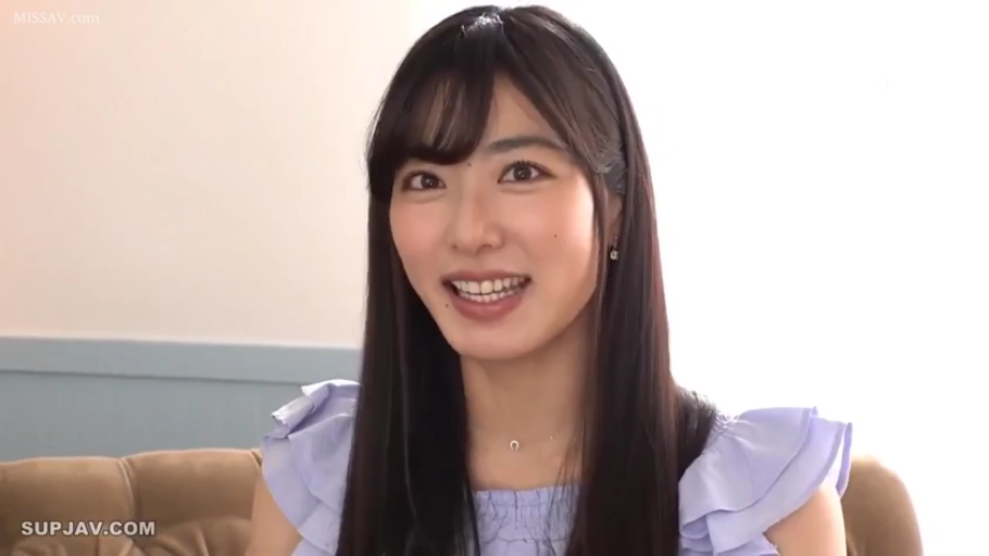 室内 · 座り姿勢 · 微笑 · 顔のクローズアップ · 对视 · 长发 · 紫色荷叶边上衣