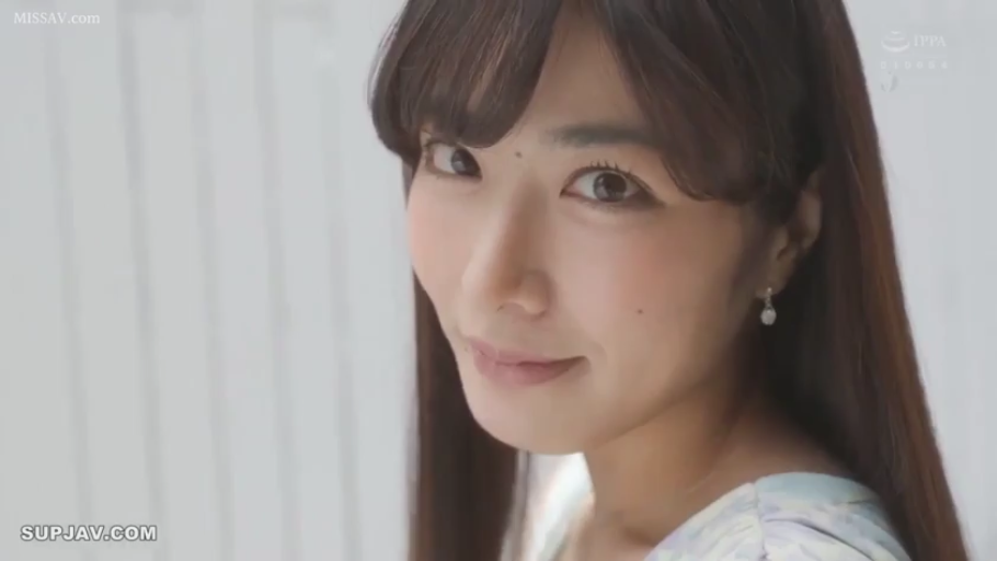 室内 · 顔部のクローズアップ · 注视镜头 · 甜美微笑 · 横に振り返る · 浅色碎花裙