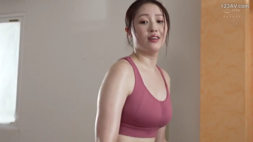 室内 · 站立 · 喘息 · 上半身 · 汗水 · 疲惫 · 粉色运动背心