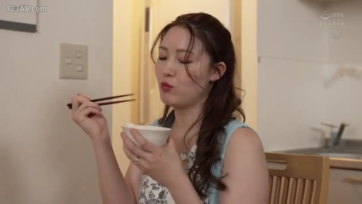 坐姿 · 享受 · 厨房 · 上半身 · 围裙 · 吃饭 · 人妻 · 饭碗