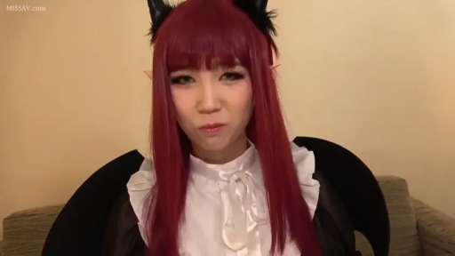 室内 · 微笑 · 正坐 · 头部特写 · 凝视镜头 · 恶魔角 · 魅魔Cosplay服 · 红色长发