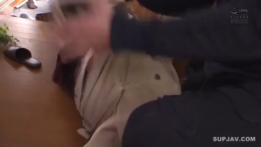 Medium shot · 玄关 · 躺卧 · Trench coat