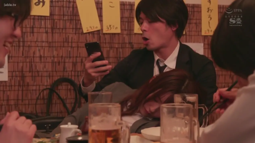 座り姿勢 · 顔 · 自然 · スマホを見る · スーツ · 居酒屋 · 醉酒 · 啤酒