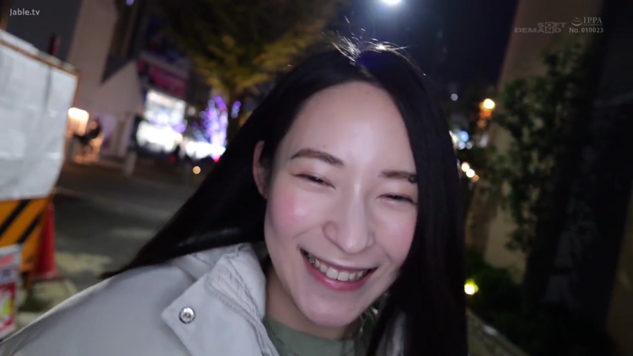 Close-up of the face · 白色外套 · Outdoor street