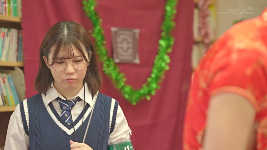 室内 · 严肃 · 校服 · 眼镜 · 站立 · 巨乳 · 凝视 · 上半身