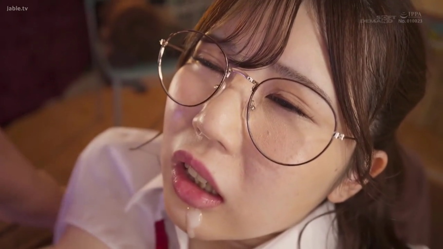 室内 · 脸部特写 · 制服 · 仰头