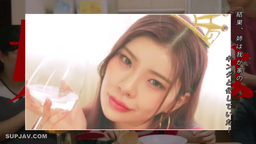 室内 · 脸部特写 · 微笑 · 长发 · 粉色上衣 · 歪头 · 皇冠 · 拿酒杯