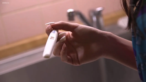 忧郁 · 站立 · 半身 · 厨房 · 连衣裙 · 验孕棒 · 查看