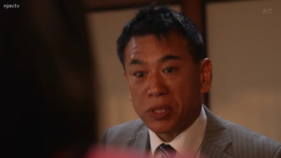 室内 · 严肃 · 面部特写 · 西装 · 正面 · 说话 · 中年男性