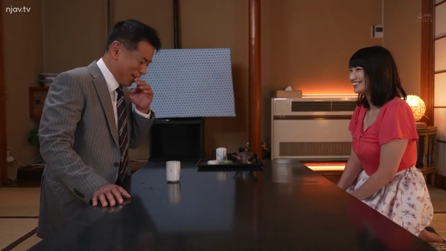 Stand · Medium shot · Smile · 茶杯 · Plot · 交流 · 红色短袖 · Japanese-style room