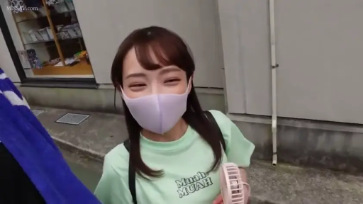 面部 · 站立 · 微笑 · 注视 · 户外 · T恤 · 街头采访 · 手持风扇