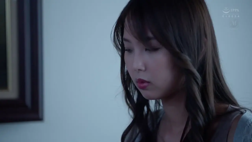 面部特写 · 半身肖像 · 微微侧头 · 灰色蕾丝吊带 · 室内墙面 · 忧郁平静 · 静态凝视 · 背景画框