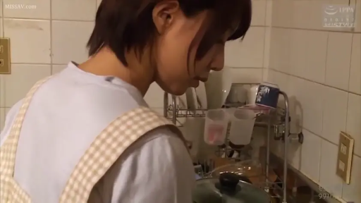 站立 · 平静 · 厨房 · 短发 · 侧脸 · 餐具 · 围裙 · 家务