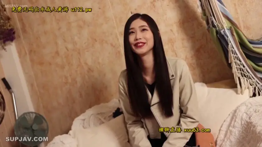 校服 · 黑丝 · 中景 · 手提包 · 痛苦 · 侧卧 · 客厅沙发 · 强迫行为