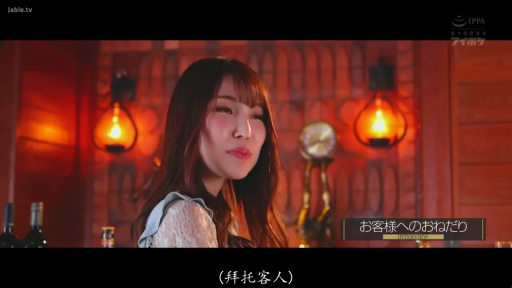 坐姿 · 微笑 · 面部特写 · 酒瓶 · 对视 · 酒吧 · 暖色调 · 蕾丝裙