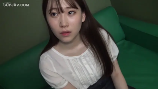 室内 · 坐姿 · 面部 · 白色衬衫 · 呆滞 · 凝视 · 亚洲女性