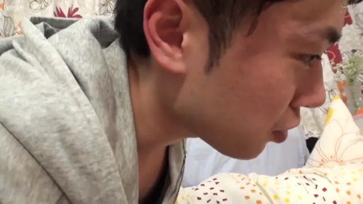 室内 · 脸部 · 背心 · 俯卧 · 特写 · 呻吟 · 高潮脸 · 地毯