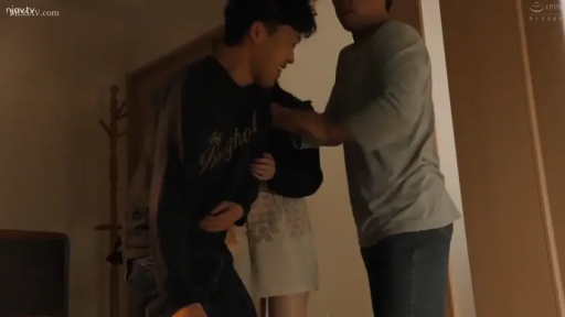 室内 · 脸部 · 站立 · 微笑 · 注视 · 特写 · 黑色上衣