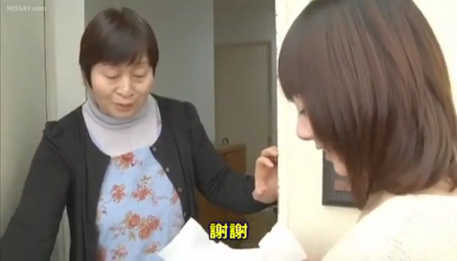 室内 · 会話 · 站立 · 中景 · 微笑 · ニットセーター · 熟女