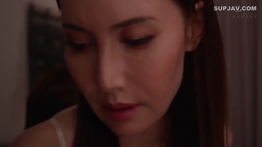 室内 · 坐姿 · 忧郁 · 面部特写 · 凝视 · 吊带内衣 · 人像