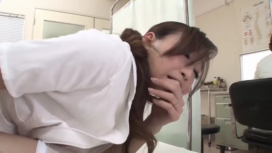 俯身 · 护士服 · 脸部特写 · 挑逗 · 诊室 · 迷茫 · 解剖图