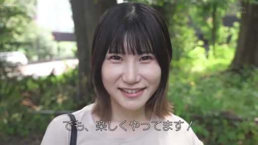 脸部特写 · 正面站立 · 户外公园 · 浅色T恤 · 微笑对视 · 甜美开心