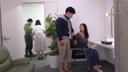 室内 · 全身 · 站姿 · 盆栽 · 自然 · 对话 · 休闲服 · 化妆间