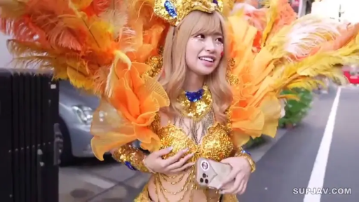 胸部 · 微笑 · 手机 · 揉胸 · 户外街道 · 桑巴舞服 · 站立托胸 · 嘉年华