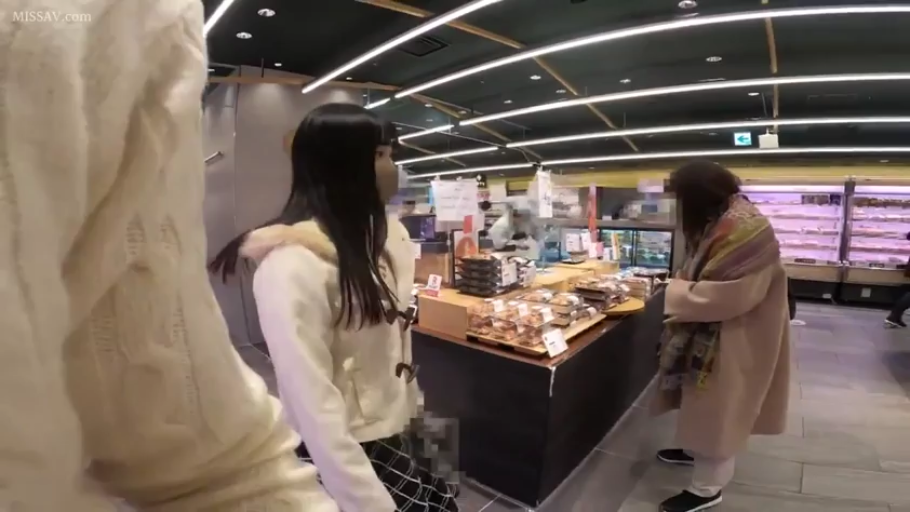 站立 · 全景 · 货架 · 日常 · 白色外套 · 购物 · 超市