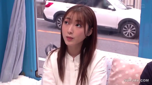 室内 · 坐姿 · 交谈 · 专注 · 白色衬衫 · 中近景 · 长发 · 靠枕