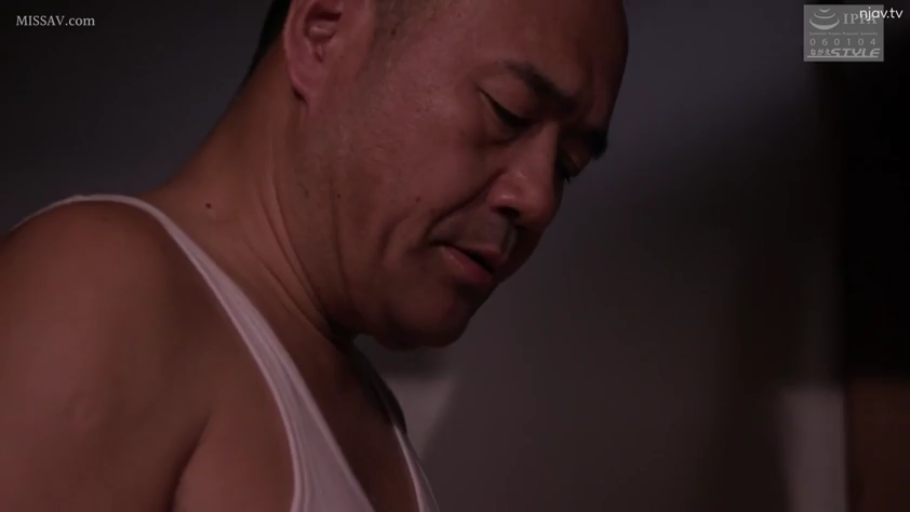 室内 · 頭を下げる · 集中 · 顔のクローズアップ · 白いタンクトップ · 観察 · 中年男性