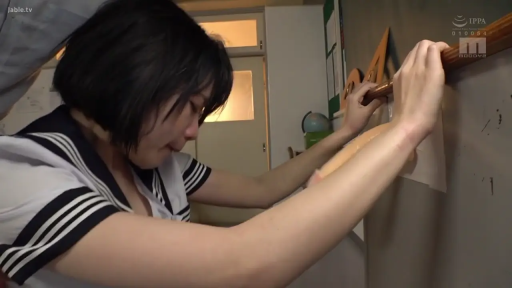 忧郁 · 教室 · 站立 · 水手服 · 短发 · 侧脸 · 前倾 · 三角尺