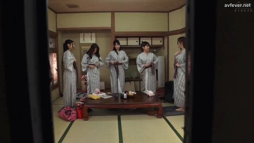 站立 · 和室 · 全景 · 自然 · 多人 · 整理衣物 · 浴衣 · 矮桌