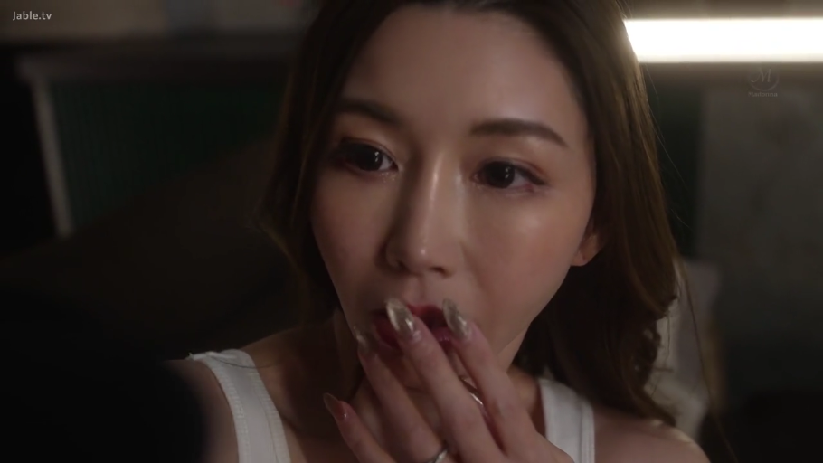 室内 · 坐姿 · 脸部特写 · 白色背心 · 挑逗 · 戒指 · 迷茫 · 长指甲