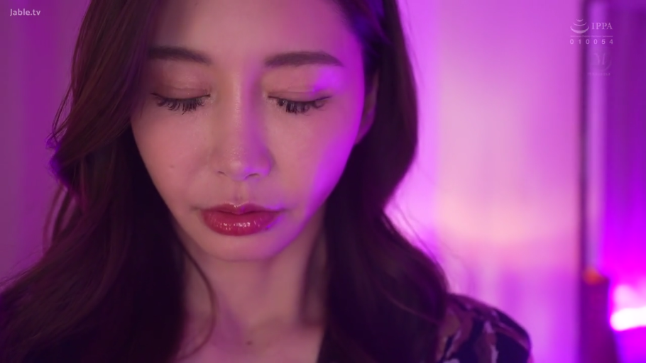 室内 · 脸部 · 迷离 · 注视 · 氛围灯 · 正面 · 碎花裙