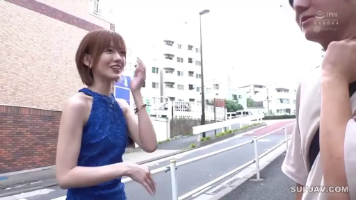 会話 · 站立 · 微笑 · 半身 · 户外街道 · 手镯 · 街头采访风格 · 蓝色蕾丝无袖裙