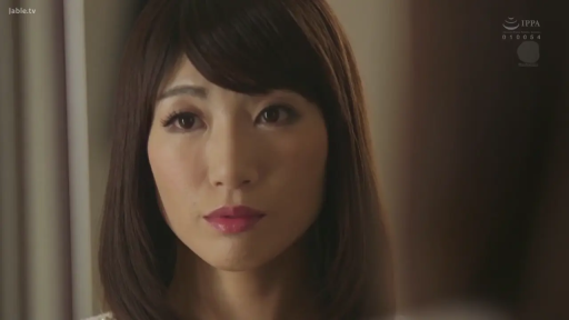 室内 · 憂鬱 · 顔部のクローズアップ · 白い上着 · 凝視 · 熟女 · 正面