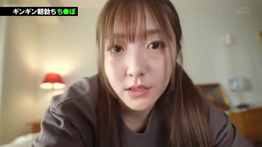 俯身 · 脸部特写 · 卧室 · 台灯 · 灰色T恤 · 平和 · 凝视镜头 · 主观视角