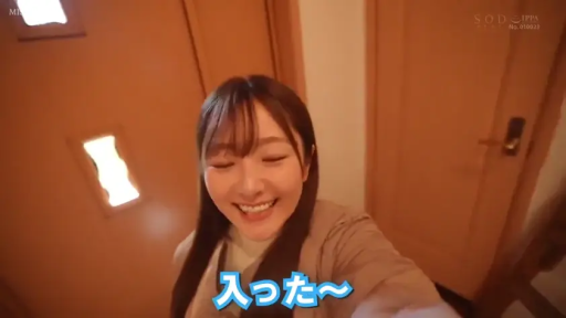 第一视角 · 站立 · 面对镜头 · 走廊 · 头部特写 · 休闲外套 · 笑颜