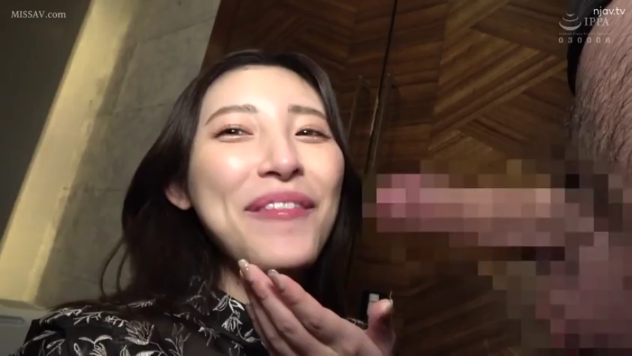 室内 · 脸部特写 · 微笑 · 正面 · 碎花上衣 · 准备口交