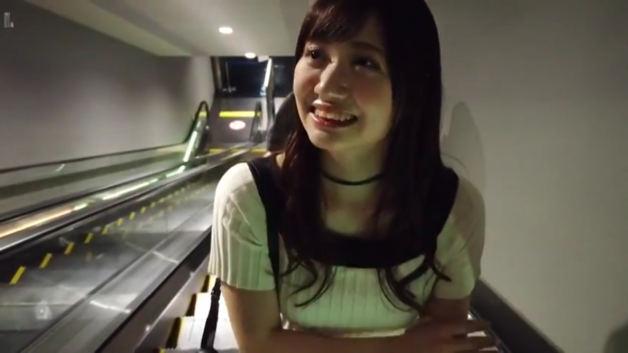 室内 · 严肃 · 站立 · 中景 · 条纹衬衫 · 客厅 · 注视 · 椅子
