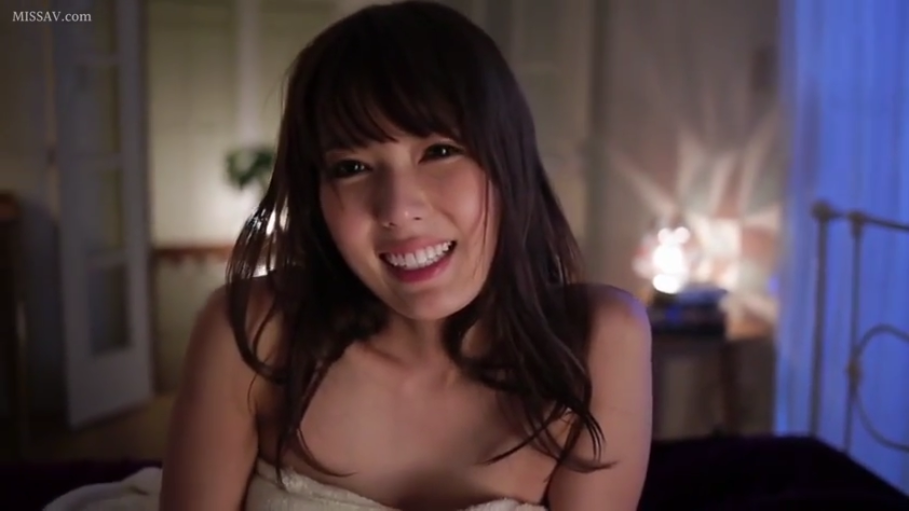 坐姿 · 脸部特写 · 卧室 · 微笑 · 居家 · 对视 · 浴巾 · 围浴巾