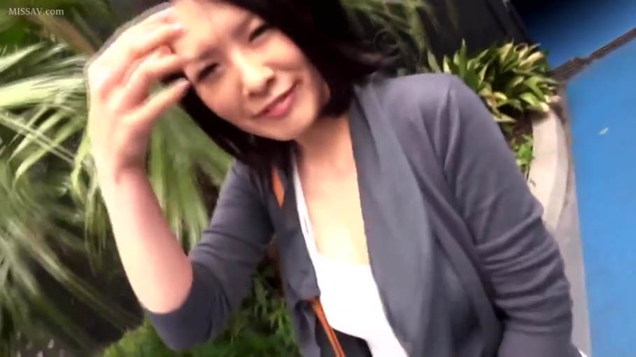 中景 · 站姿 · 微笑 · 屋外 · 灰色开衫 · 撩头发 · 日本女性